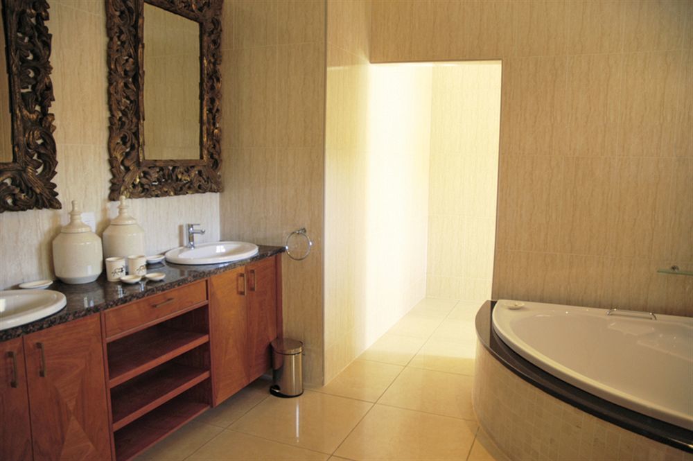 The Victoria Falls Deluxe Suites Exterior photo